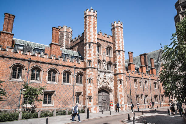 cambridge.  blick auf das st john's college great gate von der trinity street - bridge of sighs fotos stock-fotos und bilder