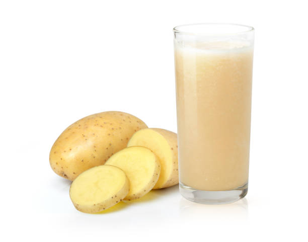 картофельный сок, выделенный на белом - carbohydrate freshness food and drink studio shot стоковые фото и изображения