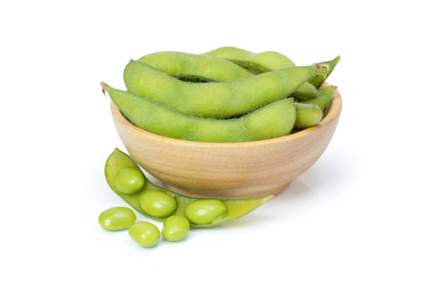 白で分離された緑色の大豆 - soybean bean edamame pod ストックフォトと画像