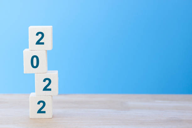 drewniana kostka z numerem nowego roku 2022, początek nowego roku 2022, szczęśliwego nowego roku zmieniająca rok, przestrzeń do kopiowania. - year block cube new years eve zdjęcia i obrazy z banku zdjęć
