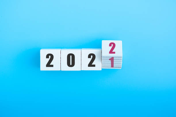 o conceito de mudar o ano de 2021 para 2022, invertendo o cubo 1 para 2, feliz ano novo 2022. - year block cube new years eve - fotografias e filmes do acervo