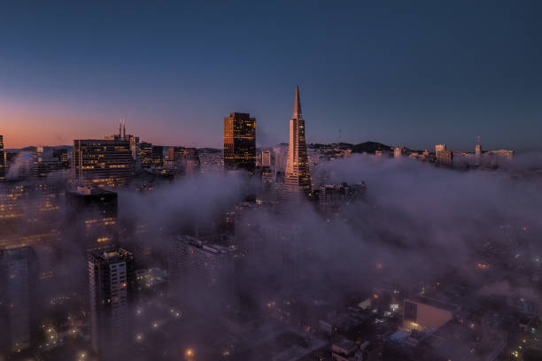 vue aérienne au-dessus du brouillard à san francisco - financial district photos et images de collection