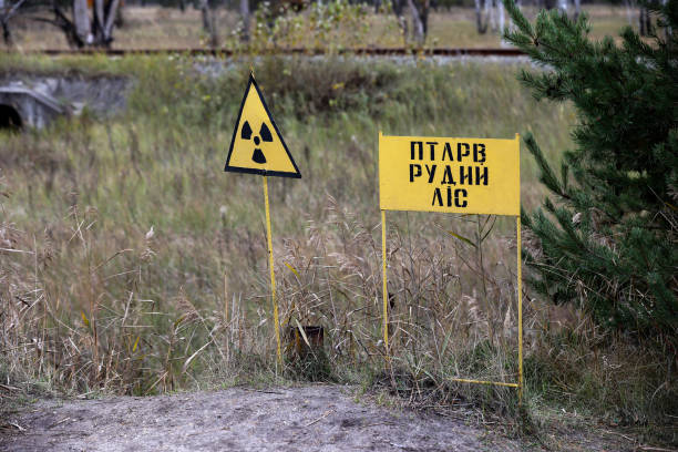 señal de radiactividad en chernóbil - environment risk nuclear power station technology fotografías e imágenes de stock