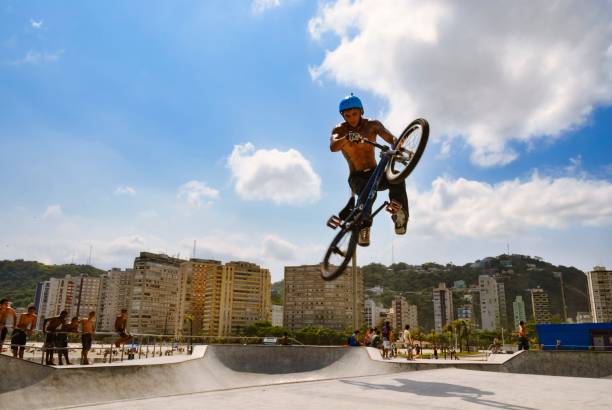 空中でトリックを実行するbmxサイクリスト。サントス市、ブラジル。 - bmx cycling bicycle street jumping ストックフォトと画像