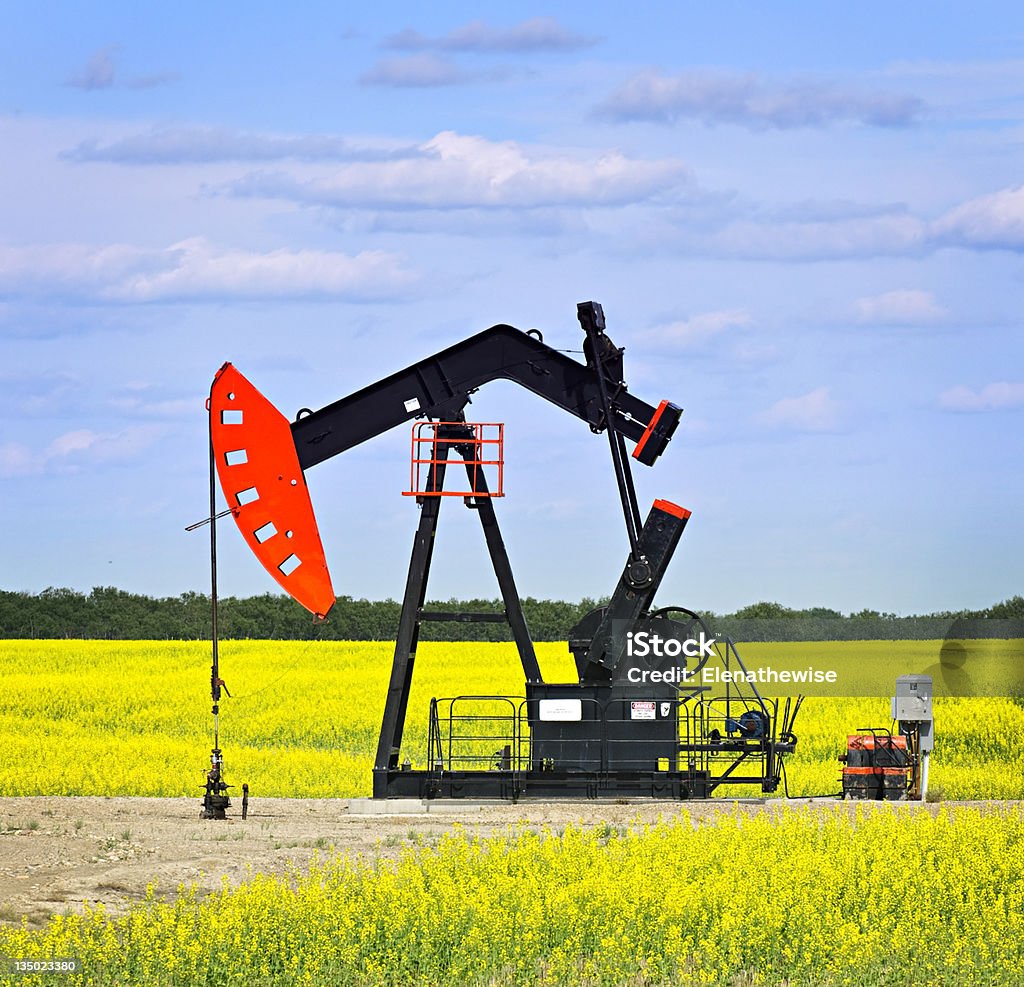 Нефть насос в традициях канадских Прерий дополненном - Стоковые фото Machinery роялти-фри