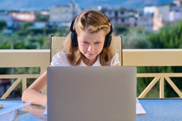 bambina 10, 11 anni che studia a casa online - schoolgirl school children 10 11 years isolated foto e immagini stock