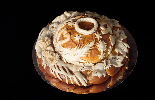 https://media.istockphoto.com/id/1350241383/photo/pastries-wedding-cake-russian-loaf.jpg?b=1&s=170667a&w=0&k=20&c=vEJWVcKs_RsE6WTcEufCFZcnfzYThbQydoI4wI6pUiE=