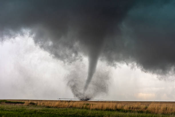 tornado de supercélula - condições meteorológicas extremas - fotografias e filmes do acervo