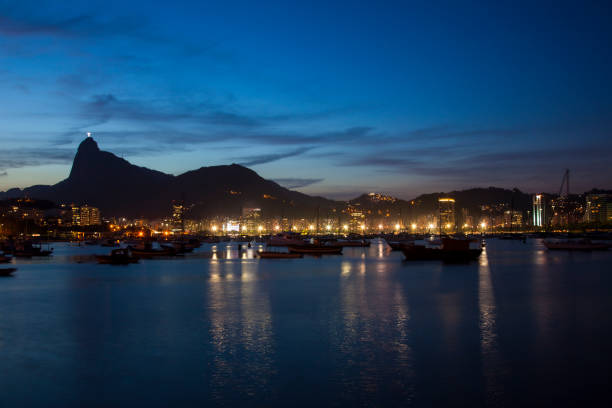 río de janeiro de noche - christ the redeemer rio de janeiro brazil corcovado fotografías e imágenes de stock