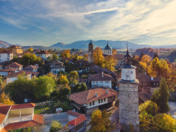 ciudad turística de elena, bulgaria en las montañas de los balcanes - bulgaria fotografías e imágenes de stock