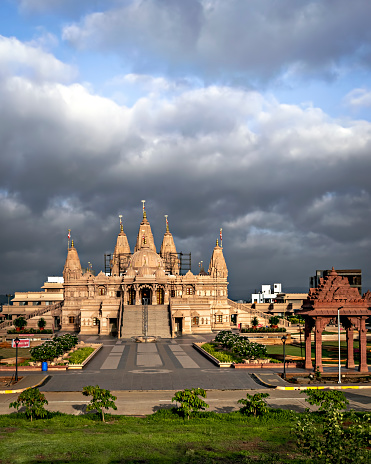 Templo Swaminarayan sin multitudes en un día claro y soleado con nubes de fondo en Ambegaon, Pune, Maharashtra, India. photo