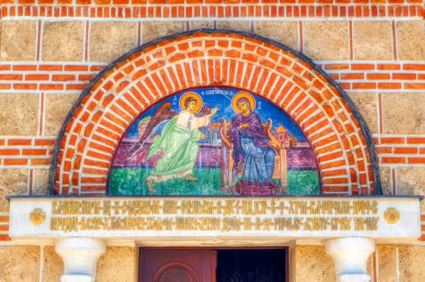 decorazione religiosa sopra la porta d'ingresso nel monastero hercegovacka gracanica a trebinje, bosnia-erzegovina. - trebinje foto e immagini stock