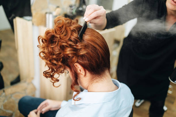woman at hair salon - red hair hairstyle dyed hair women imagens e fotografias de stock