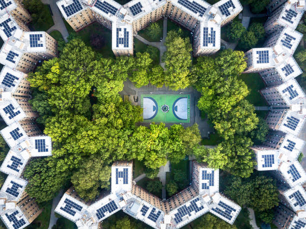 Queens bridge Houses basketball court from the sky Queens bridge Houses basketball court surrounded by trees and rooftops from the sky skyscraper office building built structure new york city stock pictures, royalty-free photos & images