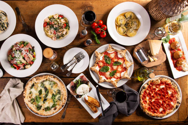 duży stół obiadowy z włoskim jedzeniem, pizzą i makaronami - italian cuisine linguini chicken pasta zdjęcia i obrazy z banku zdjęć