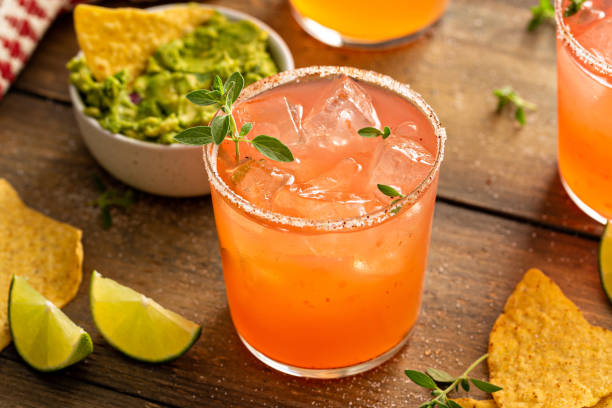 spicy grapefruit margarita with chips and guacamole - pink pepper fotos imagens e fotografias de stock