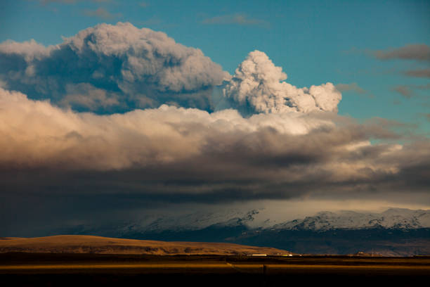 éruption de l’eyjafjallajokull à distance - 1 - fimmvorduhals photos et images de collection