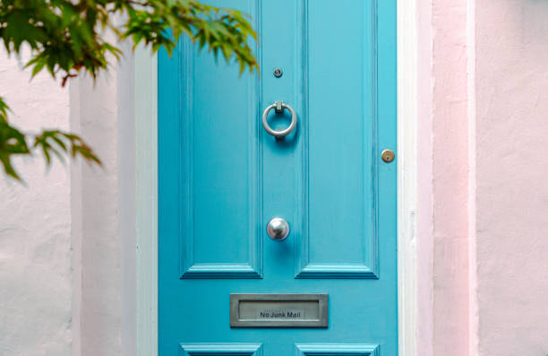 niebieskie drzwi wejściowe i różowa ściana w londynie - blue past architecture uk zdjęcia i obrazy z banku zdjęć
