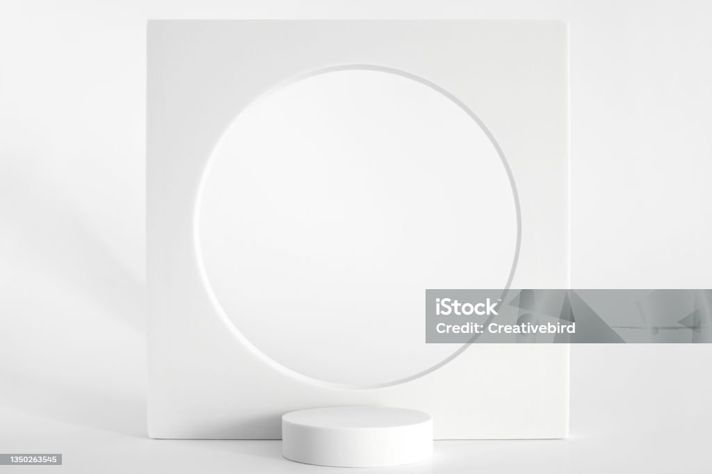 Podio blanco sobre fondo blanco, formas geométricas simples. Podio para producto, presentación cosmética. Maqueta creativa. Pedestal o plataforma para productos de belleza. - Foto de stock de Alemania libre de derechos Podio blanco sobre fondo blanco, formas geométricas simples. Podio para producto, presentación cosmética. Maqueta creativa. Pedestal o plataforma para productos de belleza. - Foto de stock de Alemania libre de derechos