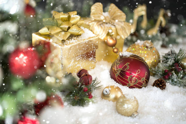 눈 덮인 푸른 배경에 선물과 baubles와 뮤지컬 크리스마스 - musical note defocused musical staff treble clef 뉴스 사진 이미지