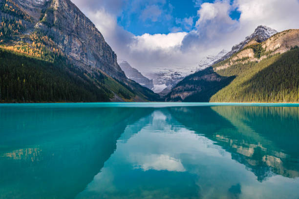 lago louise turchese nelle montagne rocciose canadesi - lake louise national park landscape forest foto e immagini stock