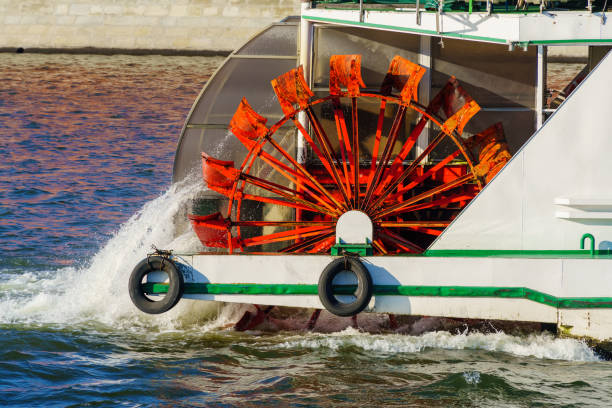 a roda de empurrar de um velho navio fluvial está em movimento. - new orleans steamboat orleans new - fotografias e filmes do acervo