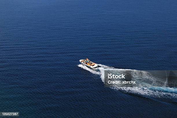 Vista Aerea Motoscafo Sul Mare Blu - Fotografie stock e altre immagini di Abbronzarsi - Abbronzarsi, Acqua, Ambientazione esterna