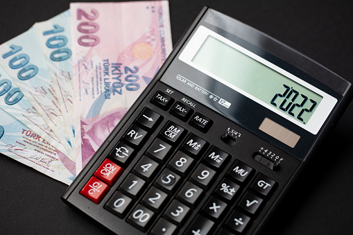 2022 con una calculadora y billetes de lira turca, el concepto de dinero de año nuevo, finanzas y presupuesto en Turquía. photo