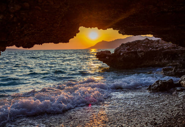 magnífica puesta de sol en la costa del mar entre las rocas - morning croatia blue sea fotografías e imágenes de stock