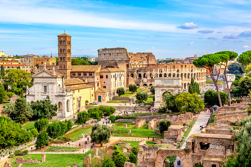 Vista panorámica aérea del paisaje urbano del Foro Romano y el Coliseo Romano en Roma, Italia. Monumentos de fama mundial en Italia durante el día soleado de verano. photo