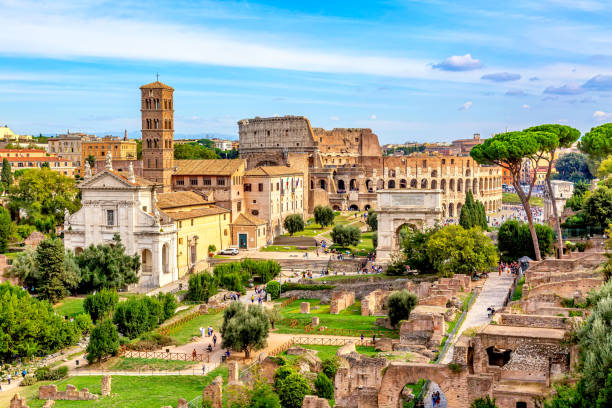 vue panoramique aérienne du paysage urbain du forum romain et du colisée romain à rome, en italie. monuments de renommée mondiale en italie pendant la journée ensoleillée d’été. - imperial italy rome roman forum photos et images de collection