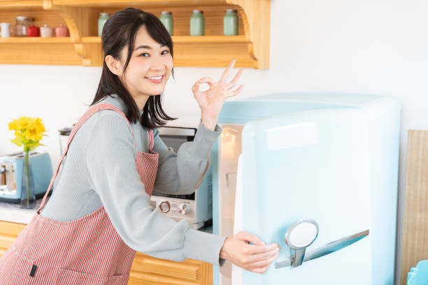 attraktive asiatische frau kocht in einer küche,kühlschrank - ready to cook flash stock-fotos und bilder