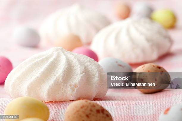 Caramelo De Pascua Y La Soca Foto de stock y más banco de imágenes de Alimento - Alimento, Amarillo - Color, Blanco - Color