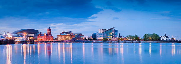 paisagem urbana, baía de cardiff - panoramic international landmark national landmark famous place - fotografias e filmes do acervo