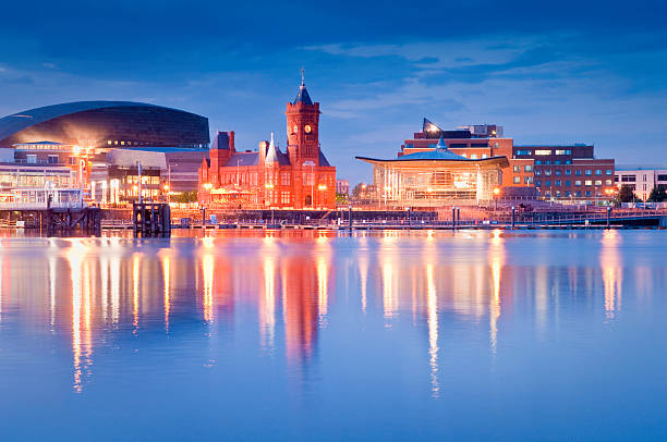 카디프 베이에서의 도시 - cardiff wales bay uk 뉴스 사진 이미지