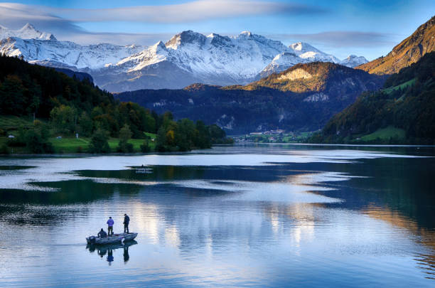 рыбалка на озере лунгерн - швейцарская деревня лунгерн в швейцарии - маленькая лодка стоковые фото и изображения