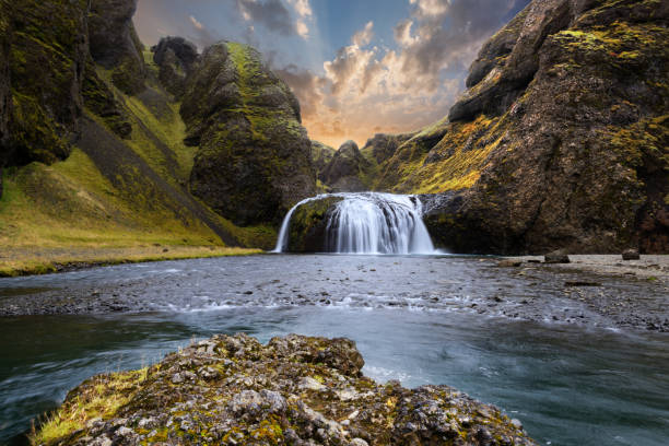 colorida puesta de sol en una cascada en islandia - gullfoss falls fotografías e imágenes de stock