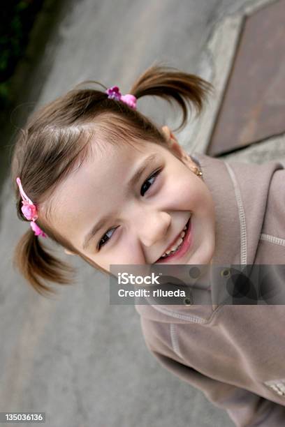 Adorabile Bambina Sorridente - Fotografie stock e altre immagini di 6-7 anni - 6-7 anni, Allegro, Ambientazione esterna