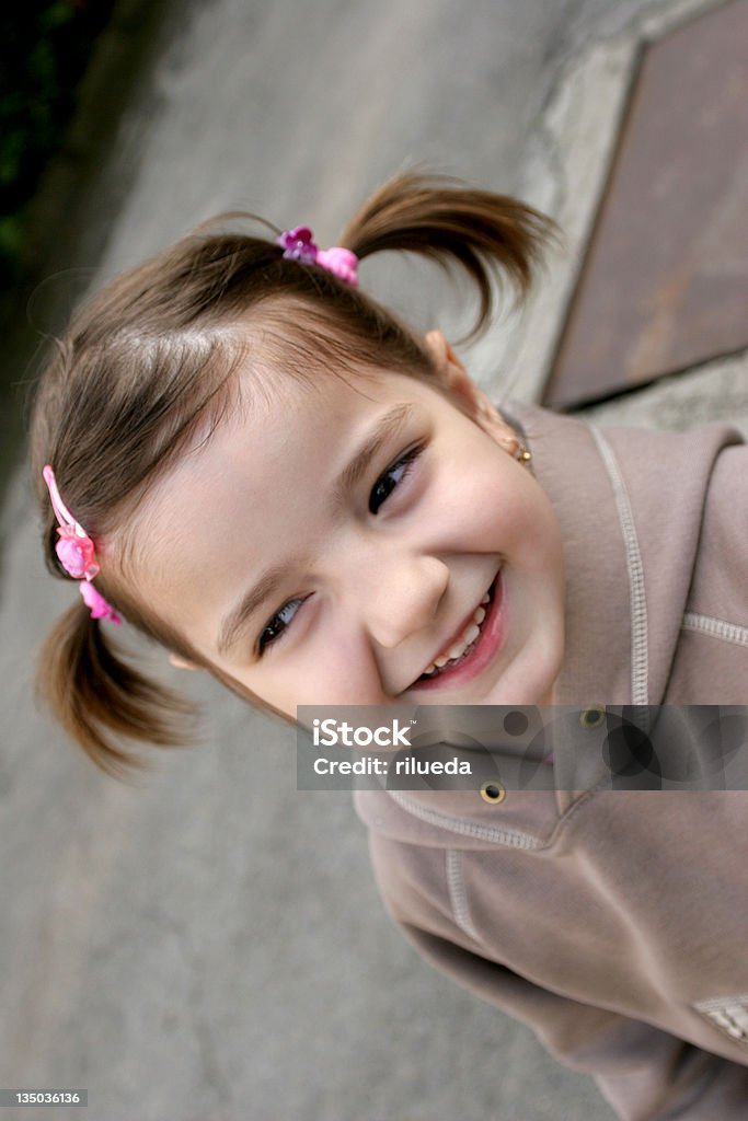 Urocza dziewczynka uśmiech - Zbiór zdjęć royalty-free (6-7 lat)