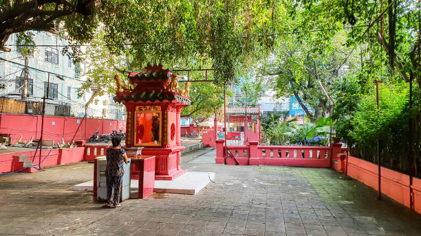 ジェイド皇帝パゴダで祈る人々。 - emperor jade pagoda ストックフォトと画像