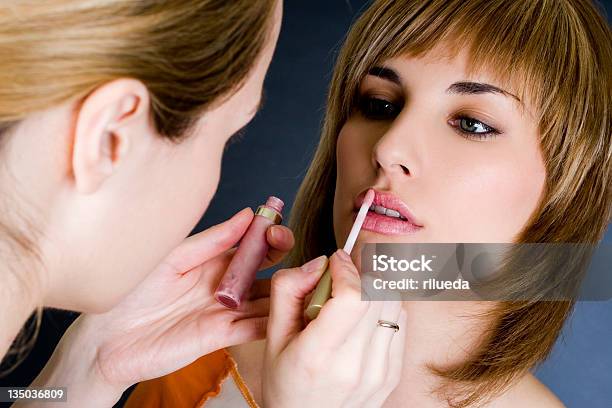 Azione Di Mettendo Makeup - Fotografie stock e altre immagini di Adulto - Adulto, Beautiful Woman, Bellezza