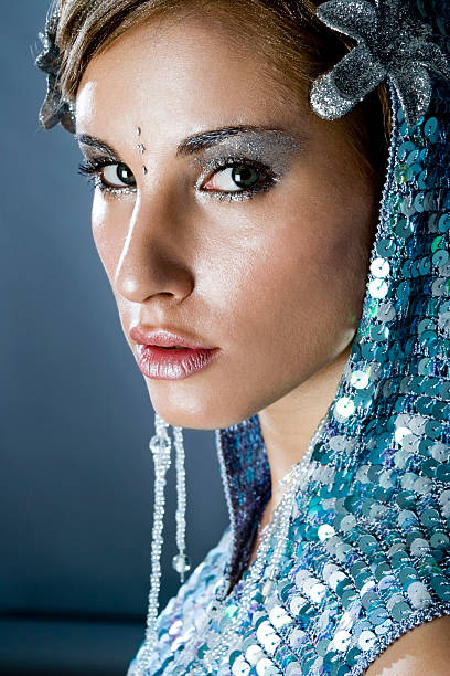 retrato de um sexy garota, cyber de maquiagem - silver exoticism fashion model human face - fotografias e filmes do acervo