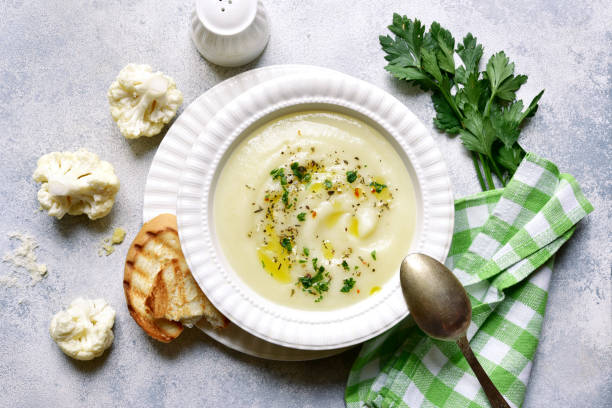 zuppa cremosa di cavolfiore con patate e formaggio - light vegetarian food garlic spice foto e immagini stock