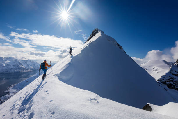 esquí de recorriente en lofoten - noruega - powder snow ski ski track track fotografías e imágenes de stock