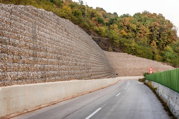 도로별 보호 벽 - gabion wall 뉴스 사진 이미지