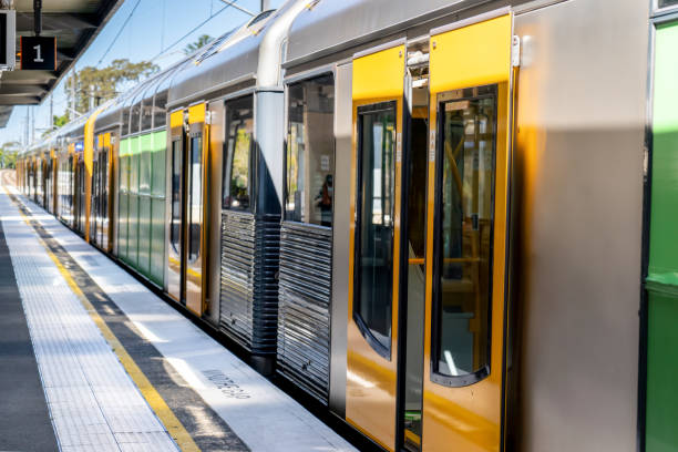 trem de passageiros na estação vazia em sydney, nova gales do sul, austrália - estação de trem - fotografias e filmes do acervo