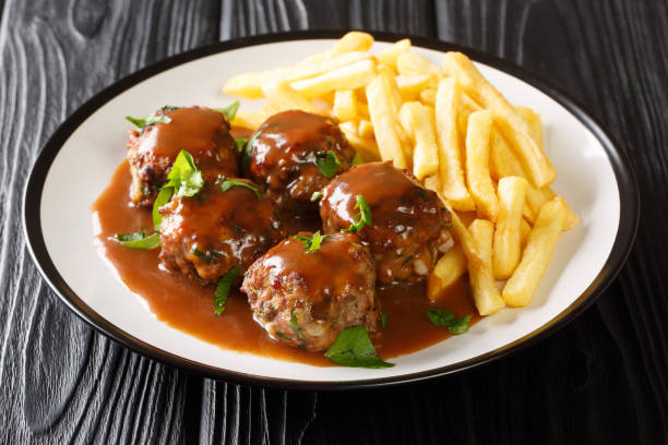 belgian boulets sauce lapin meatballs in apple gravy and french fries closeup in the plate. horizontal - 列日 個照片及圖片檔