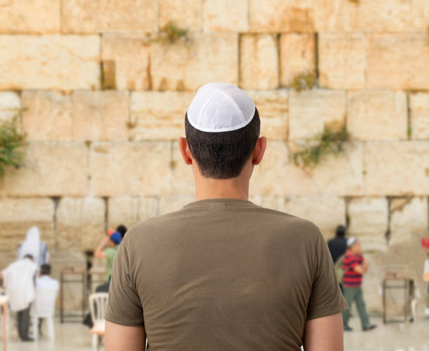 giovane turista che indossa la kippah guardando il muro del pianto - back against the wall foto e immagini stock