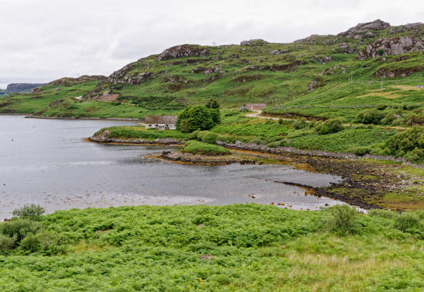 lago inchard en la costa de sutherland - north west highlands - kinlochbervie fotografías e imágenes de stock