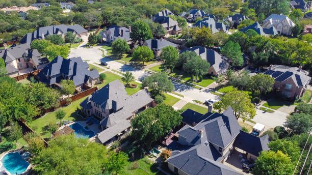 Top view expensive two story mansion houses with swimming pools near a cul-de-sac in Grapevine, Texas, USA Aerial view luxury mansion style single family homes with swimming pools near a cul-de-sac in Grapevine, Texas, America grapevine texas city stock pictures, royalty-free photos & images
